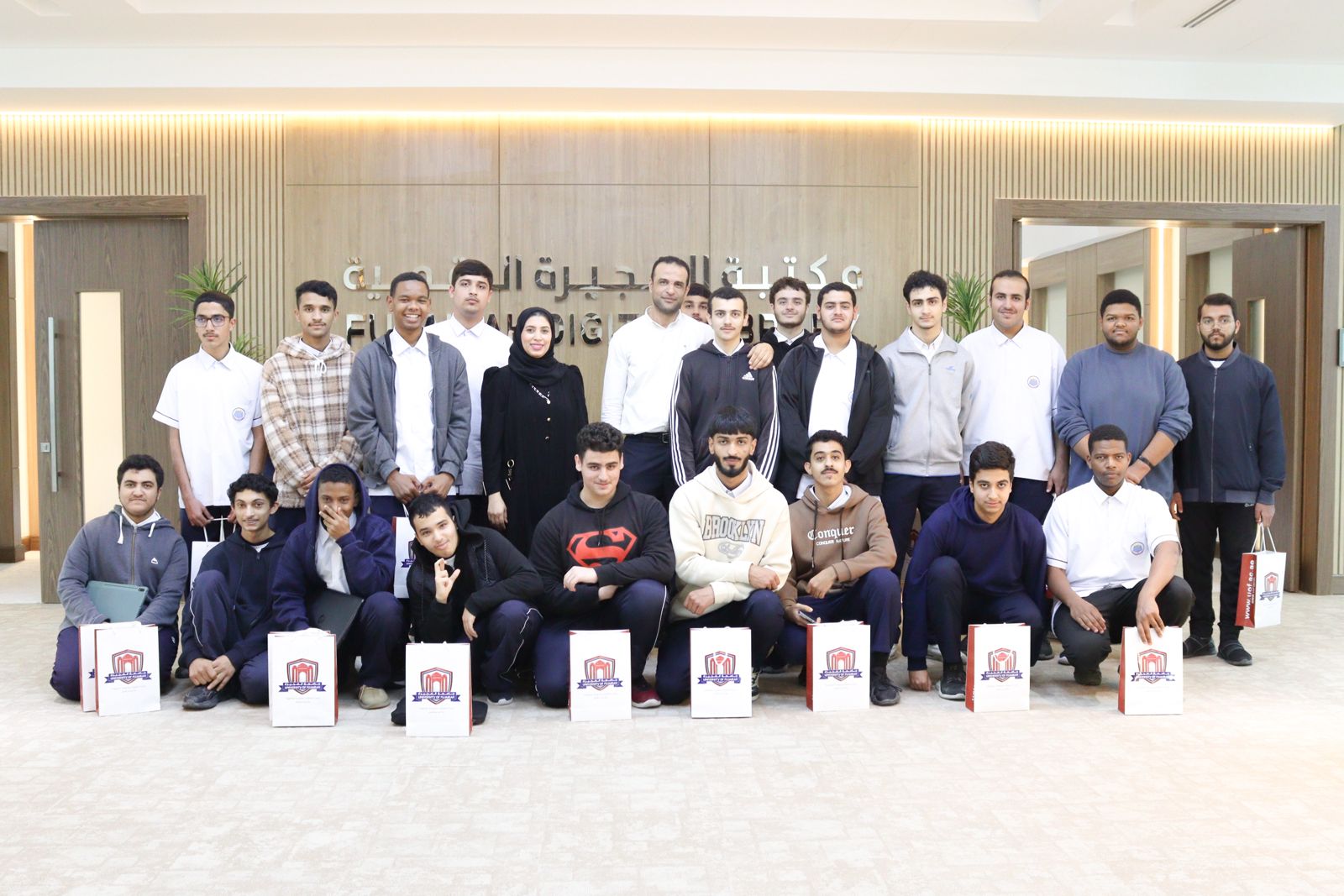 مكتبة الفجيرة الرقمية تستضيف طلبة مدرسة الإمارات الخاصة في زيارة تعليمية